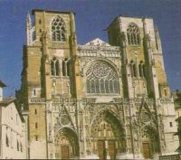 Les secrets des cathedrales, p 19, Vienne, Cathedrale Saint-Maurice, Facade, Des anges musiciens celebrent le couronnement de la mere du Christ